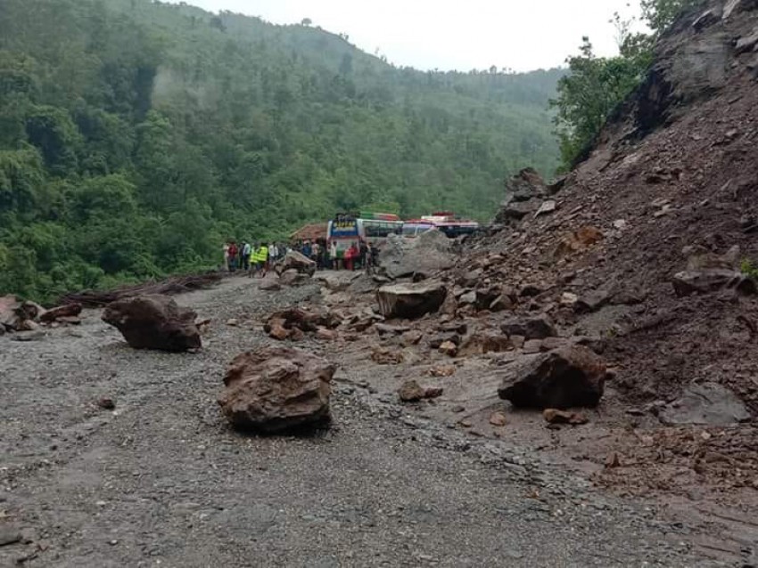 पहिरो जाँदा कर्णाली राजमार्ग अवरुद्ध