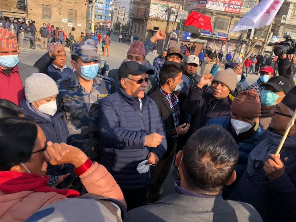 आम हड्तालको आह्वान गर्दै सडकमा निस्किए प्रचण्ड
