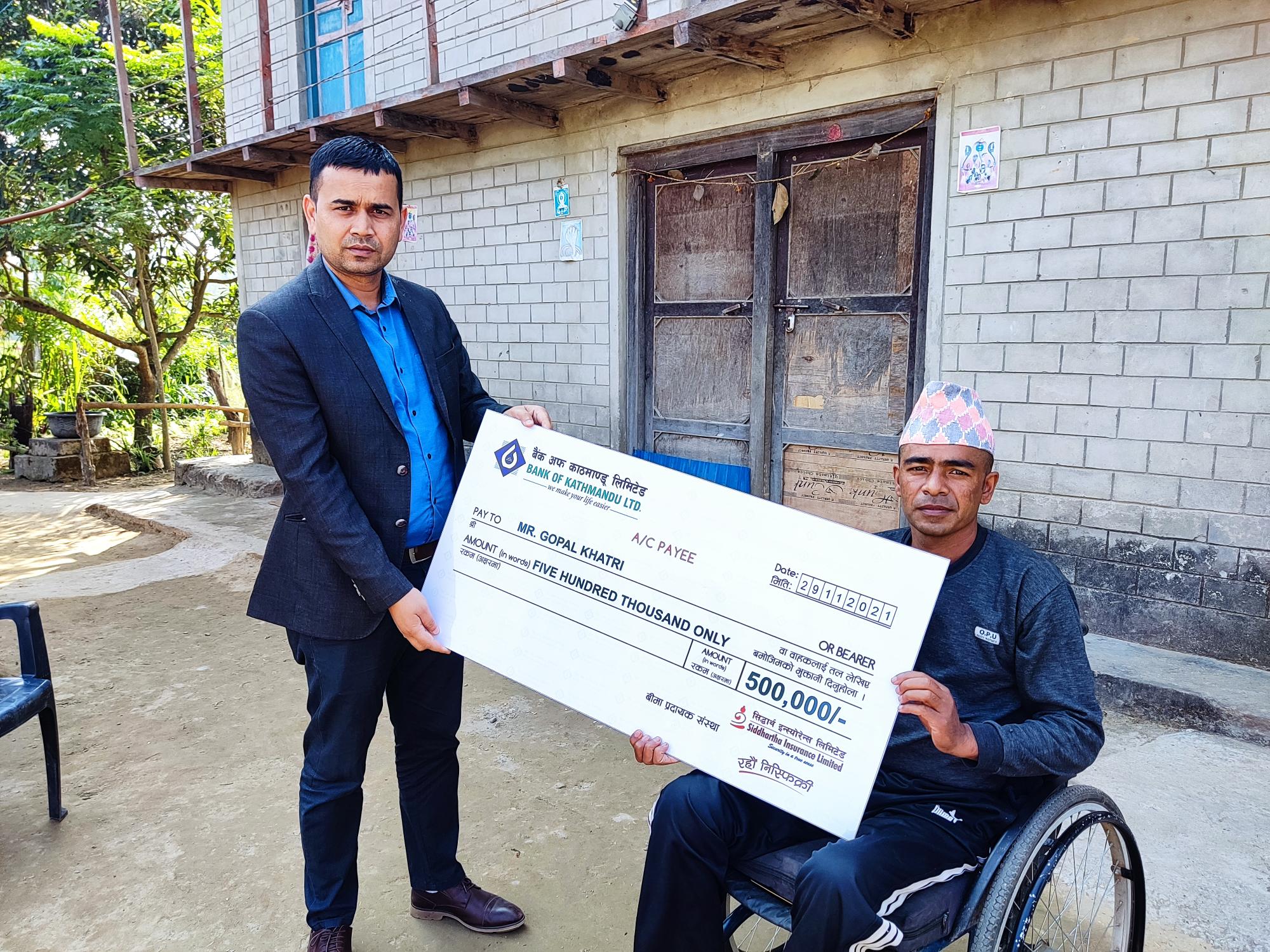 बैंक अफ काठमाण्डूद्धारा ५ लाख बीमा दाबी रकम भुक्तानी