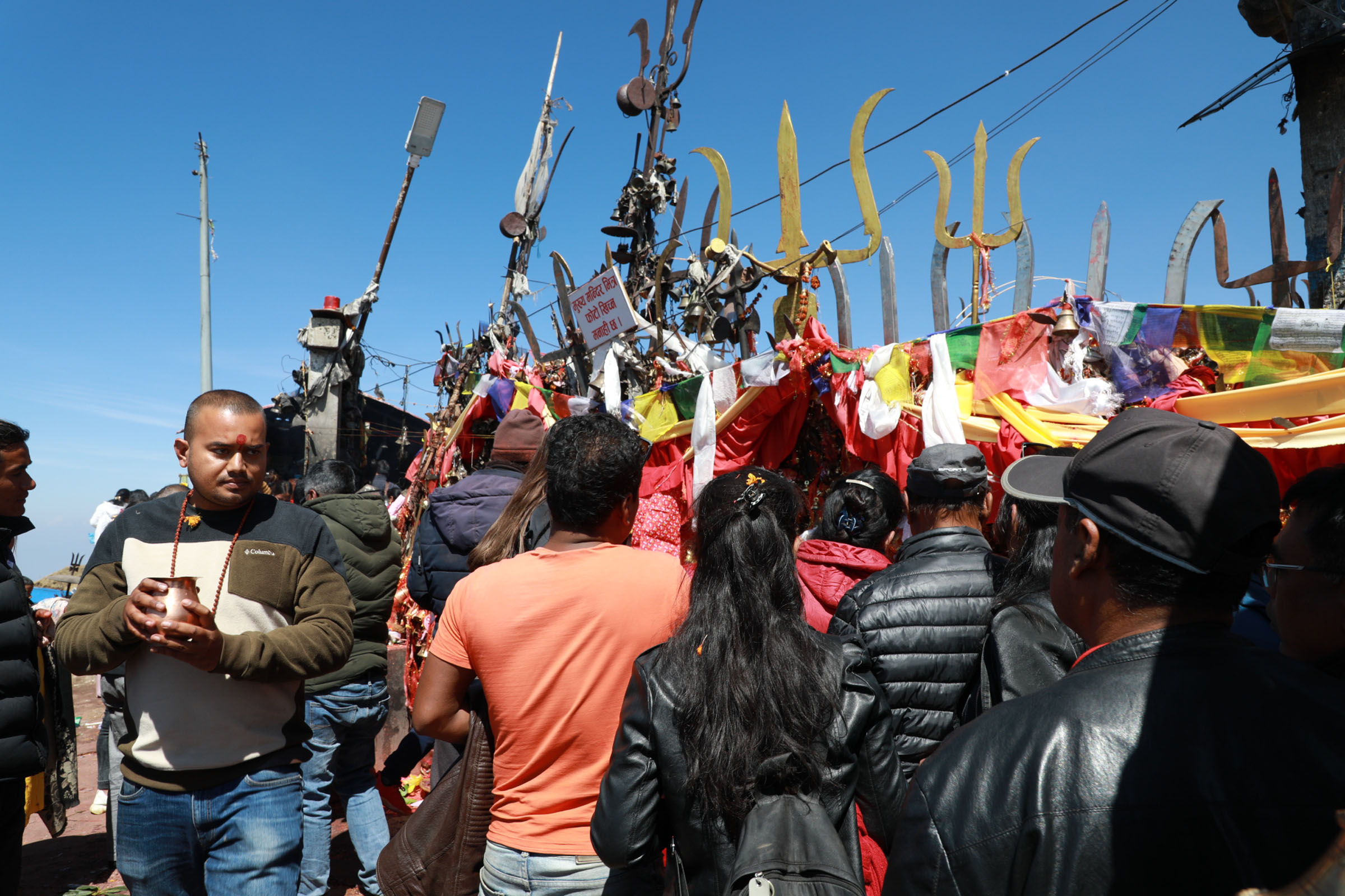 कालिञ्चोक भगवती माताको दर्शन गर्दै भक्तजन