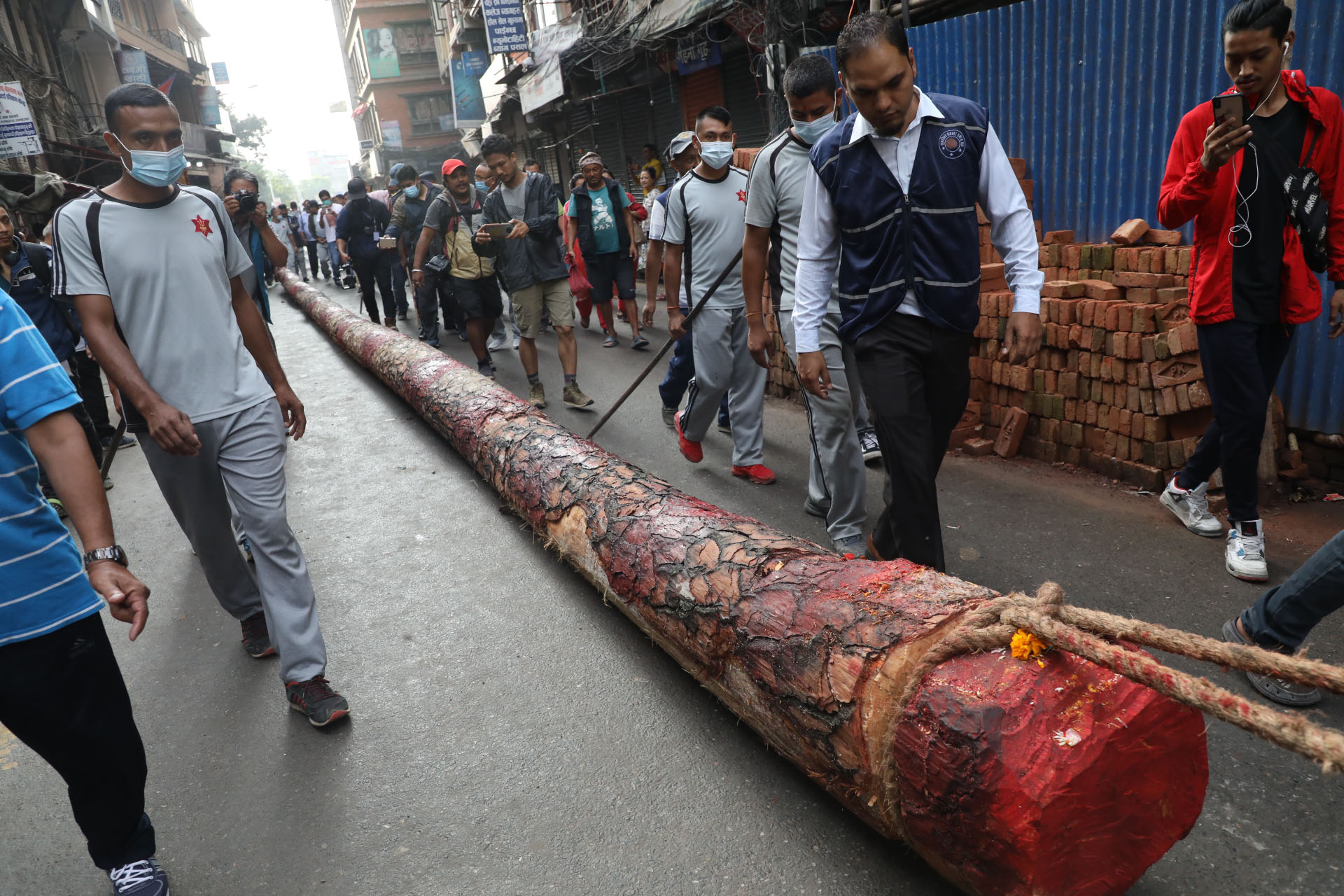 बत्तीस हाते लिङ्गो हनुमानढोका लगिँदै