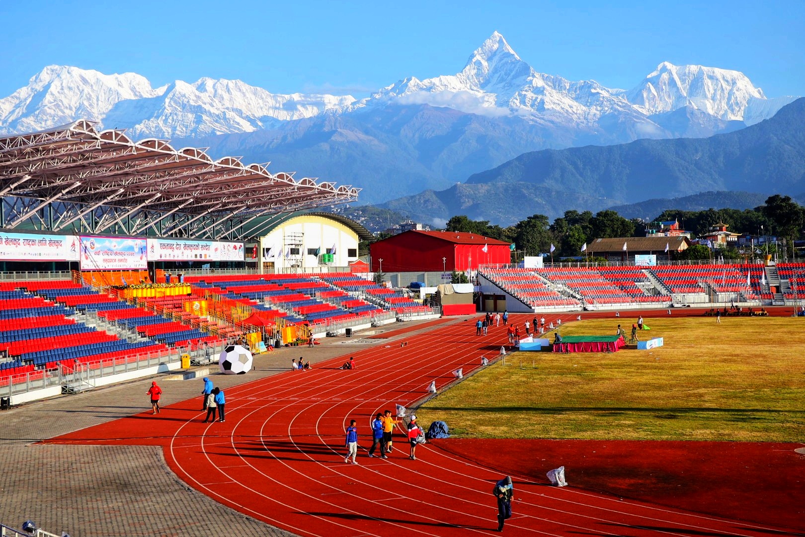 माछापुच्छ्रे हिमालको काखमा रङ्गशाला