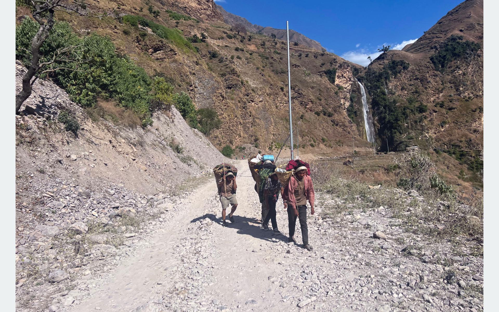 बिक्रीका लागि स्याउ बजार लगिँदै