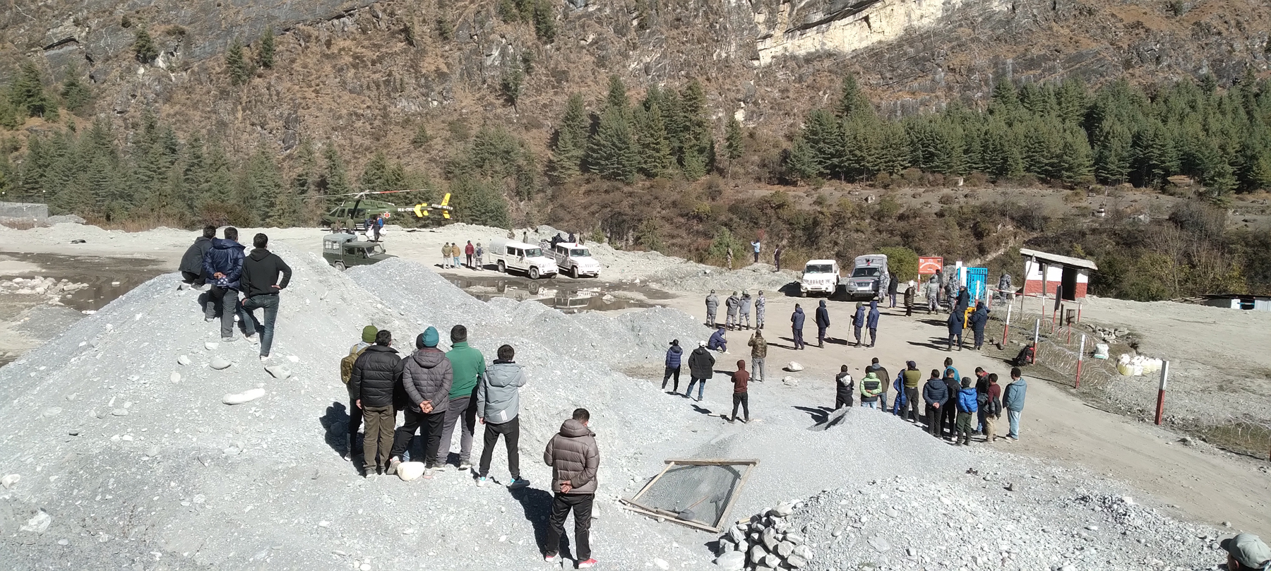 हेलिकप्टरबाट मतपेटिका ओसार्दै
