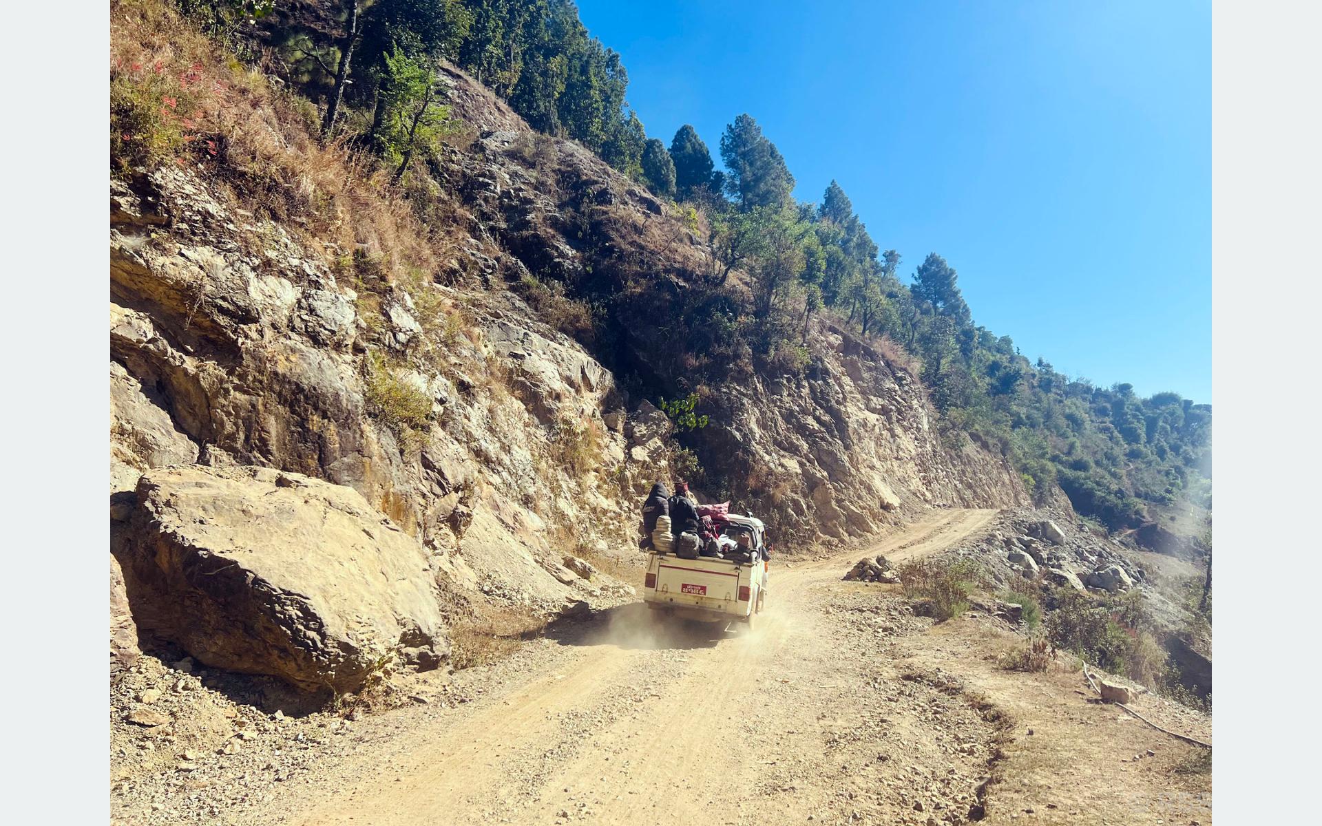 क्षमता भन्दा बढी यात्रु बोक्दै जीप