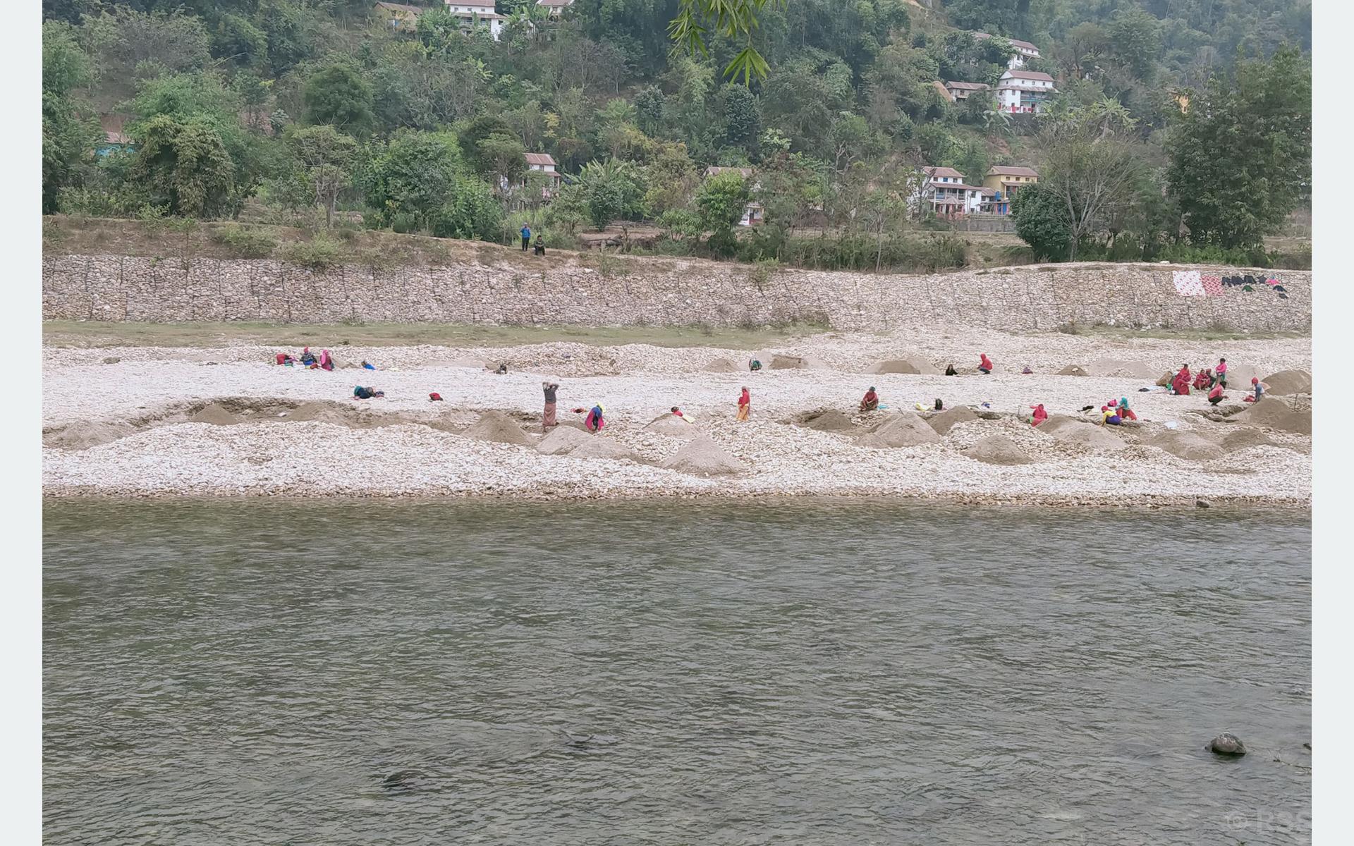 बालुवा चाल्दै मजदूर