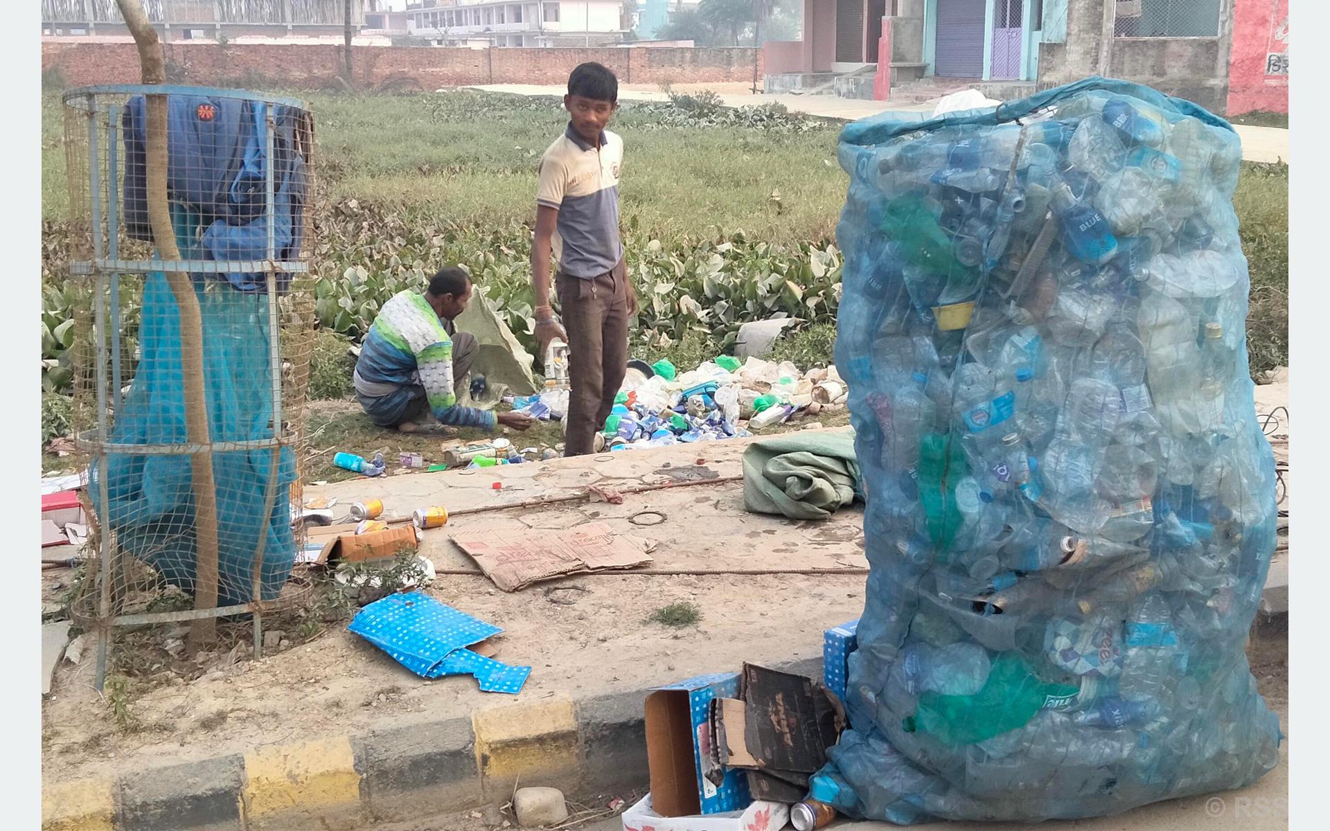 जीविकोपार्जनका लागि कवाडी बटुल्दै मजदुर