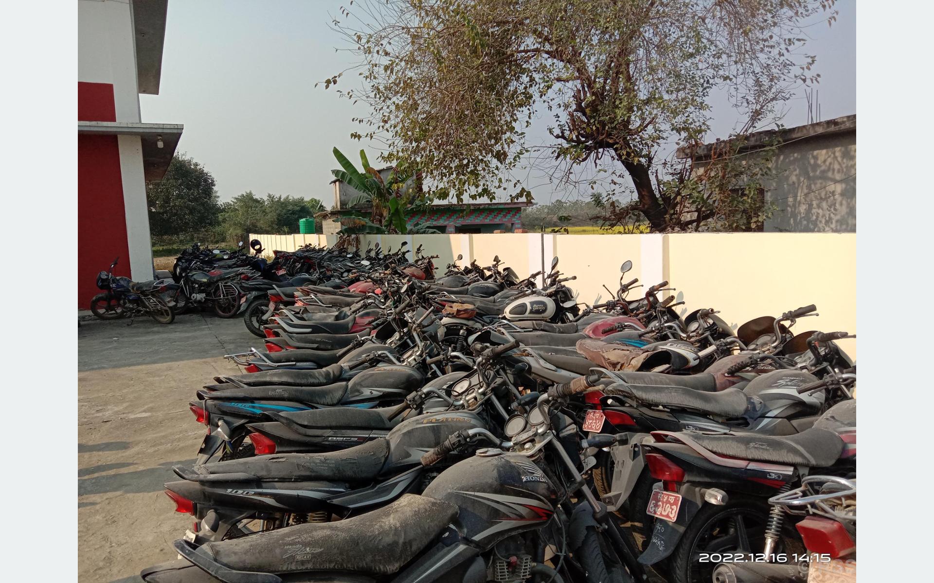 भन्सारमा पार्किङ गरिएका मोटरसाइकल