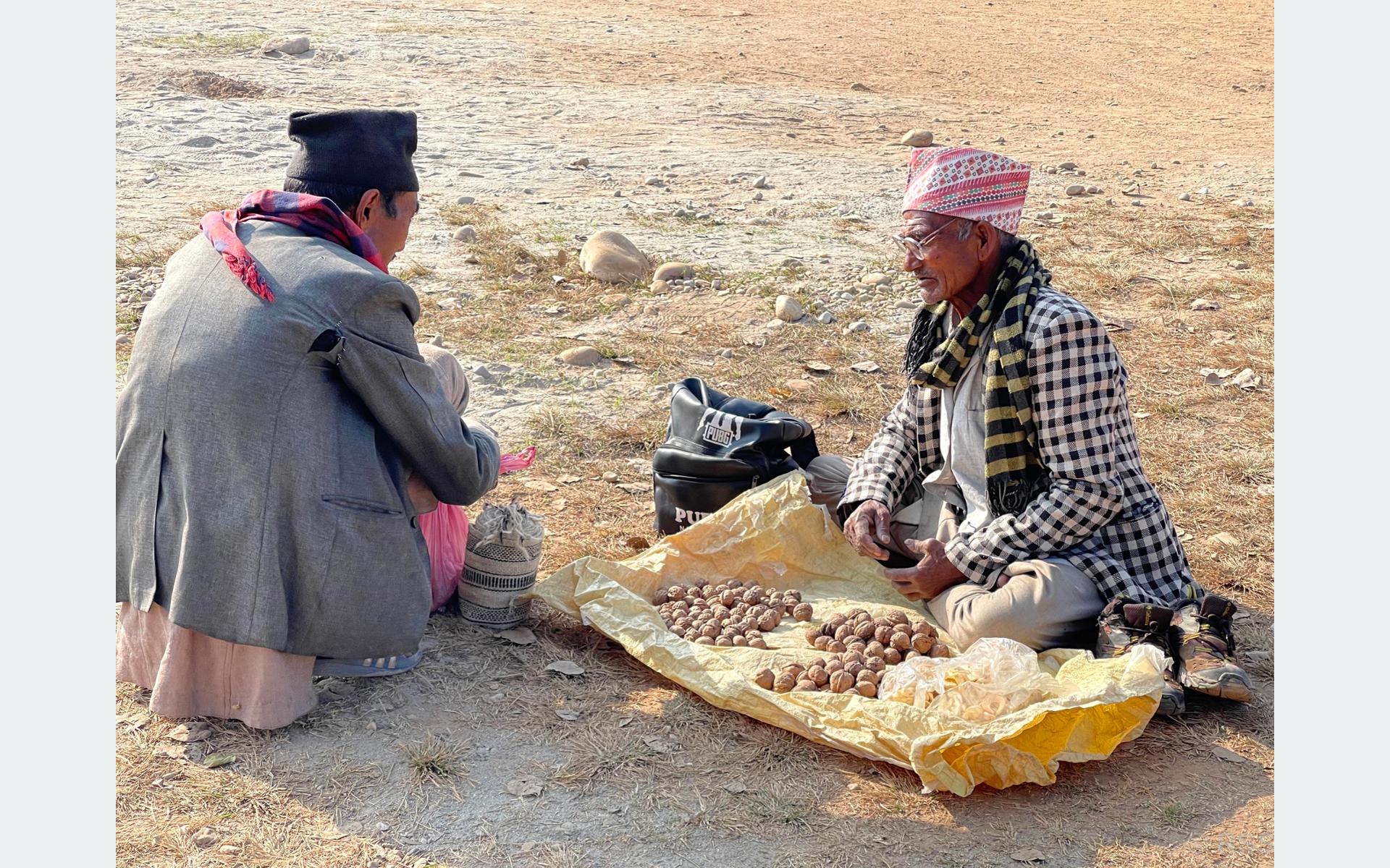 ओखर बिक्री गर्दै वृद्ध व्यापारी