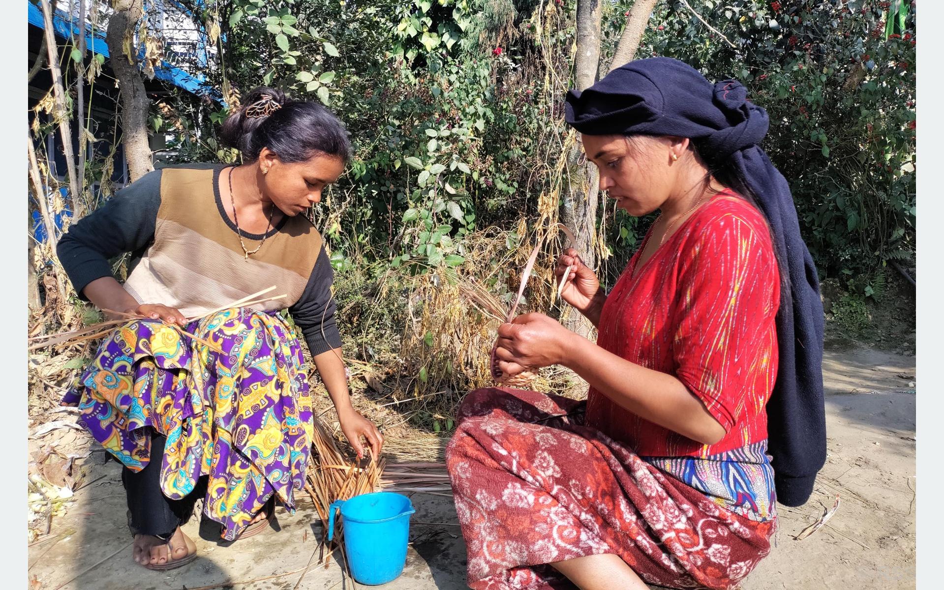 अलैँचीको रेसाबाट घरेलु प्रयोगका सामान बनाउँदै