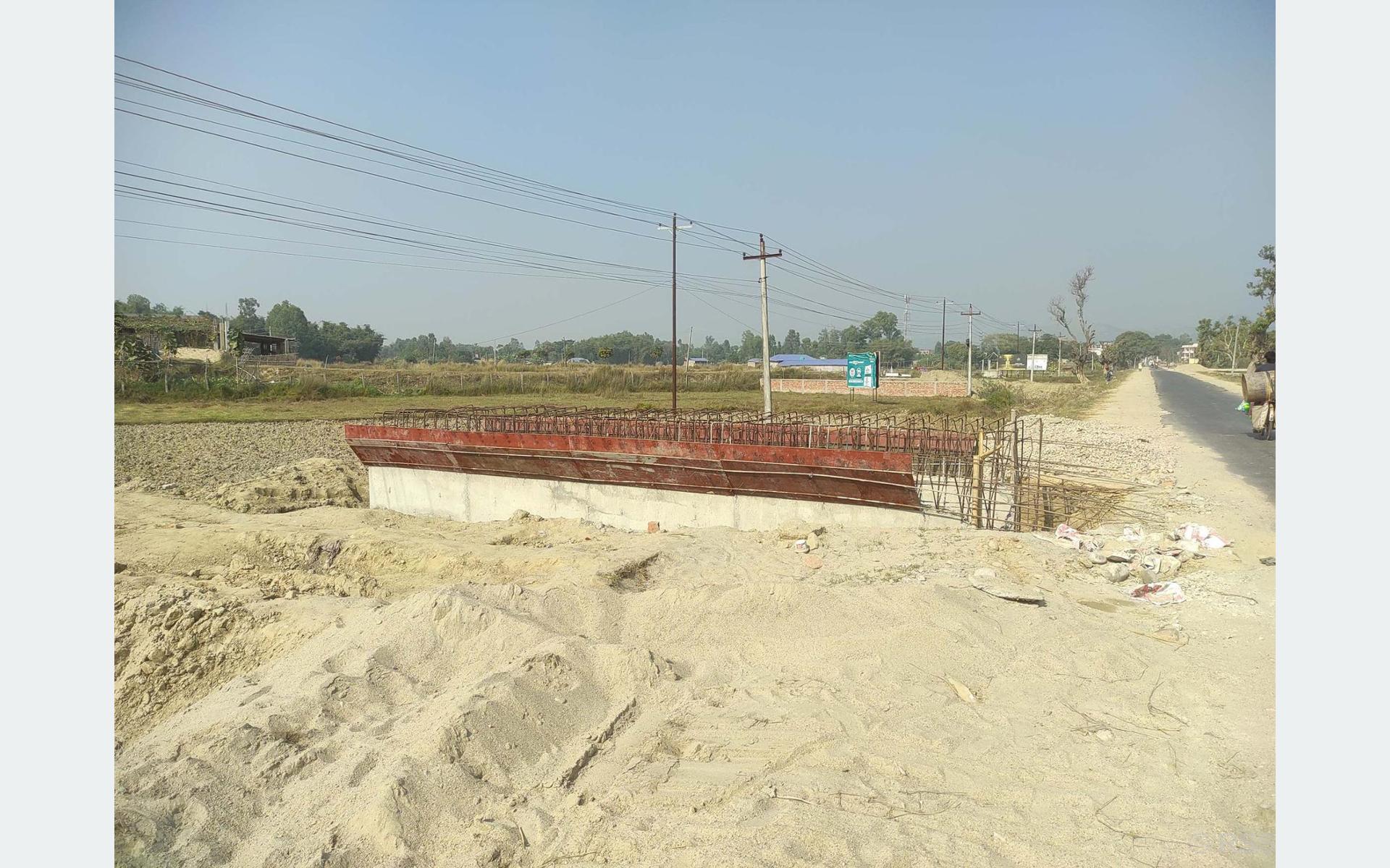 निर्माणाधीन पुल