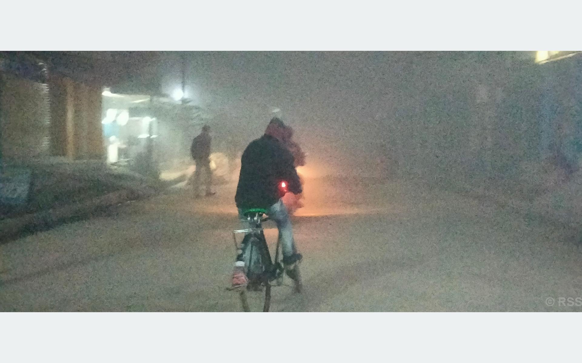 बाक्लो कुहिरोसँगै जलेश्वरमा जाडो बढ्दै
