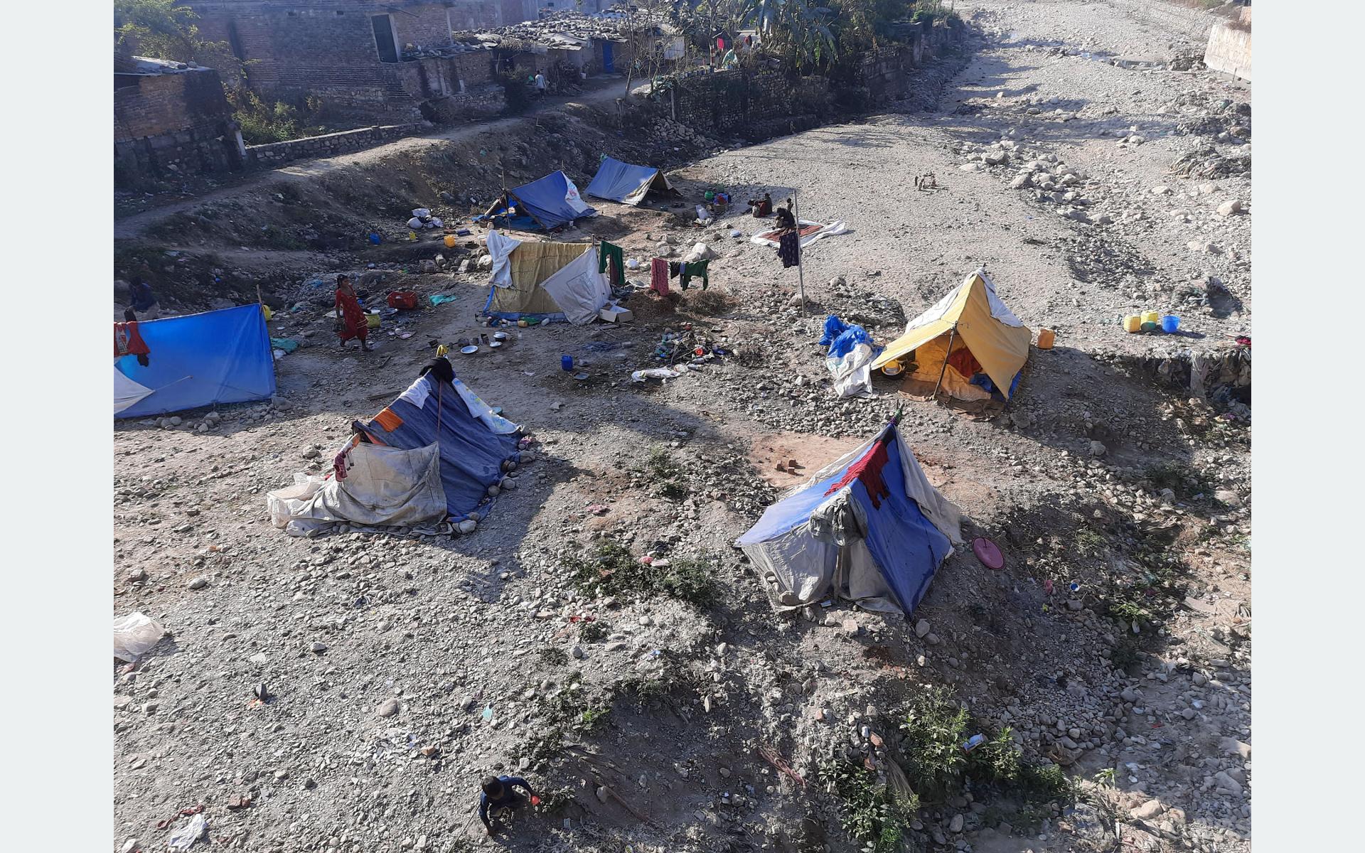 खोला किनारामा बास