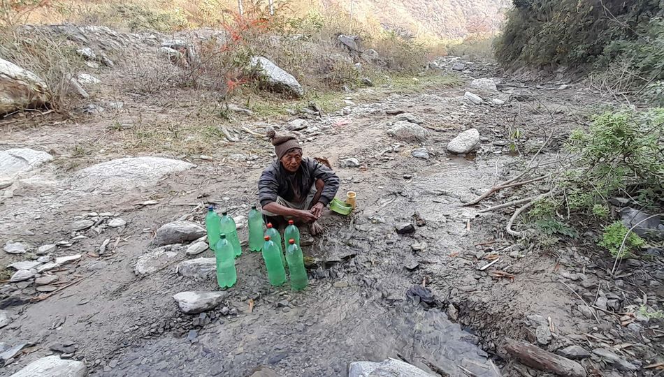 खोलाको पानी उपभोग गर्न बाध्य