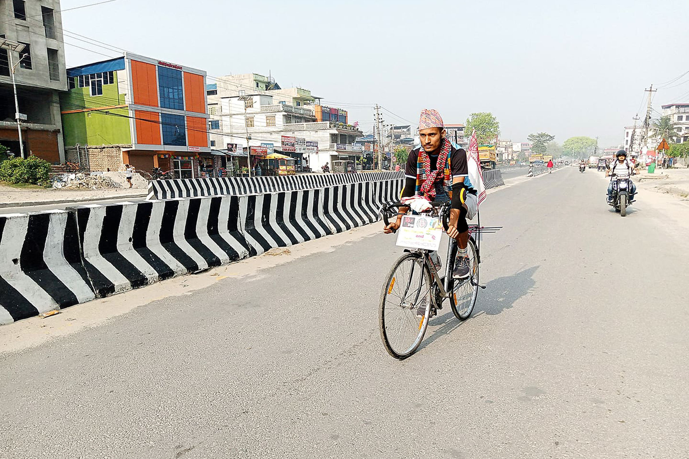 २० वर्षीय भारतीय साइकलयात्री दमकमा