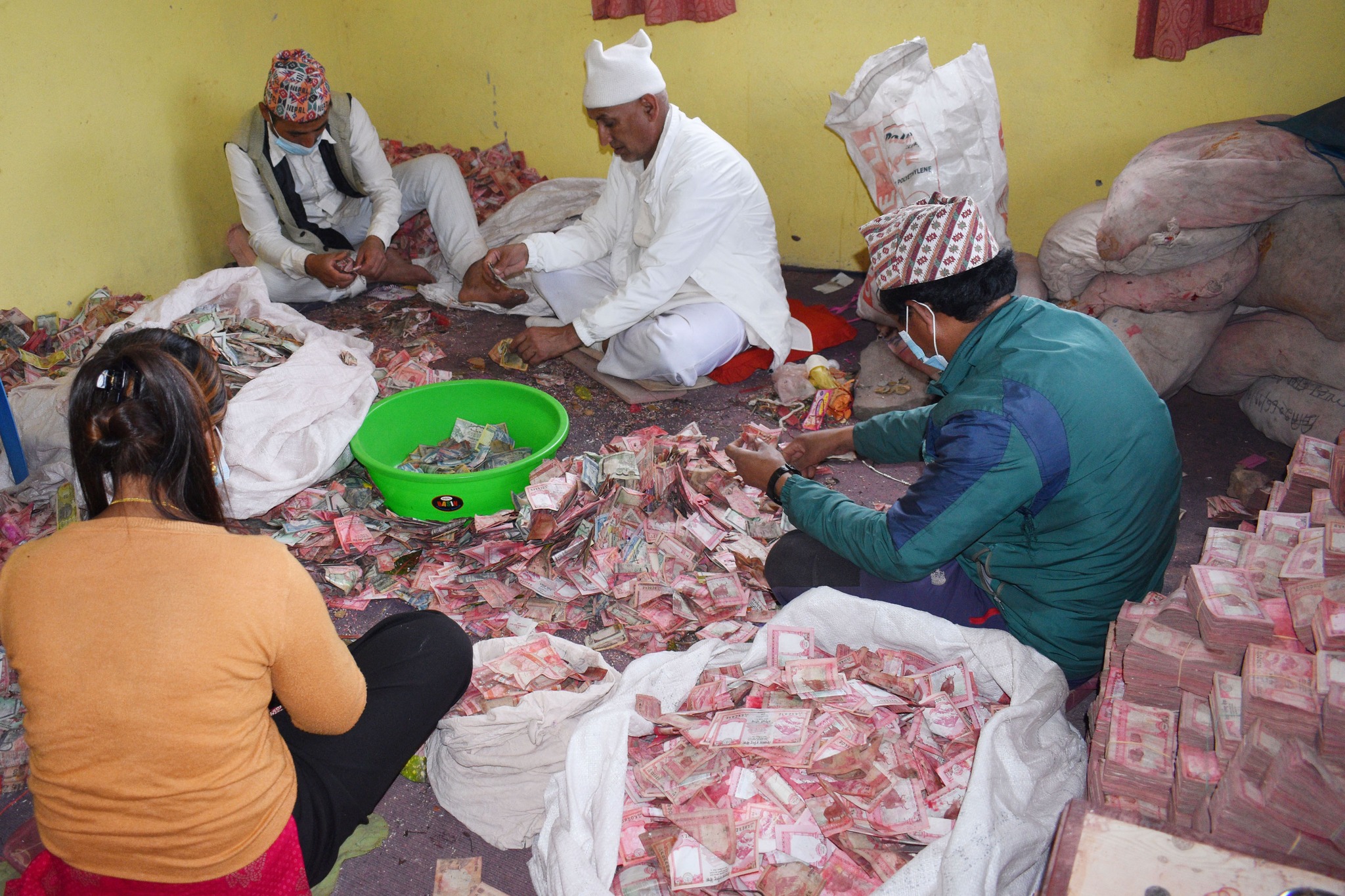 पाथीभरा (मुक्कुमलुङ) धाममा भक्तजनले चढाएको संकलित भेटी गन्दै