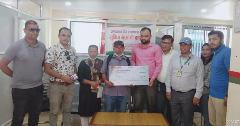गुराँस लाइफद्धारा ३० लाख बीमा दाबी भुक्तानी