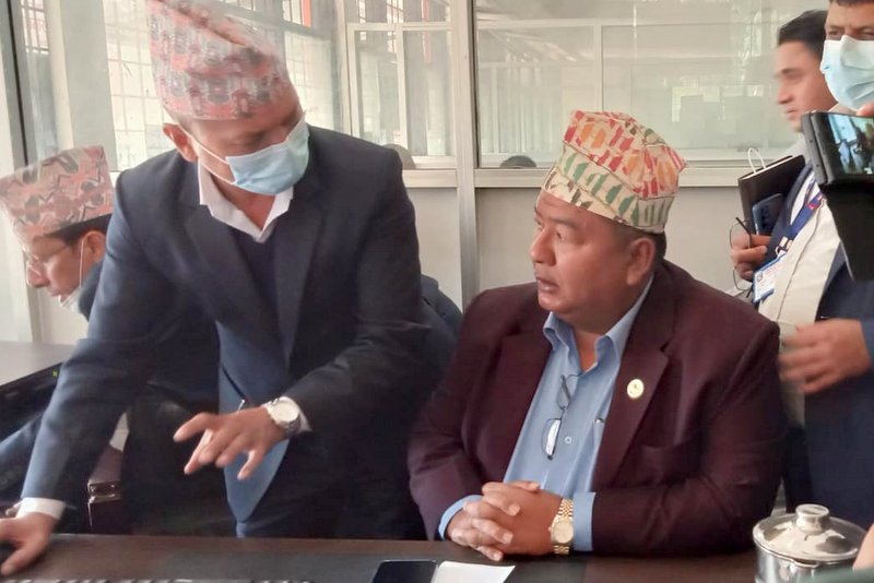 वैदेशिक रोजगार कार्यालयमा श्रममन्त्रीको आकास्मिक अनुगमन