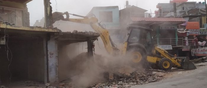 सडक विस्तारका लागि आफैँ घर भत्काउँदै तुलसीपुरका  स्थानीयवासी