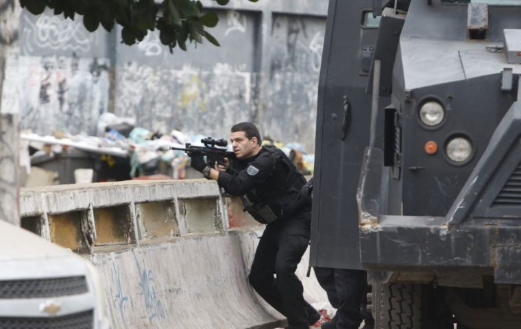 रियो दी जेनेरोमा प्रहरी र तस्करबीच गोली हानाहान,  २५ जनाको मृत्यु