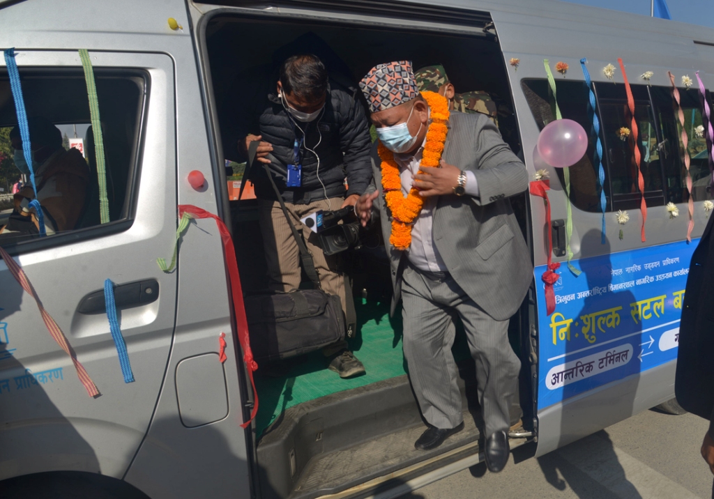 विमानस्थलमा निःशुल्क बस सेवा सुरु, पर्यटन मन्त्री आले गरे यात्रुवाहक माइक्रोबसमा यात्रा