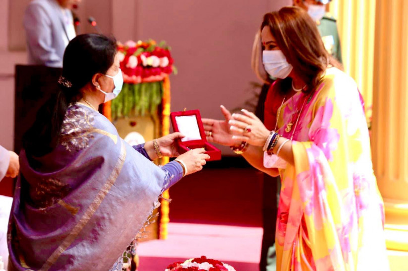 मेगा बैंककी कामु सीईओ रविना देशराज श्रेष्ठलाई प्रबल जनसेवाश्री (चतुर्थ) प्रदान