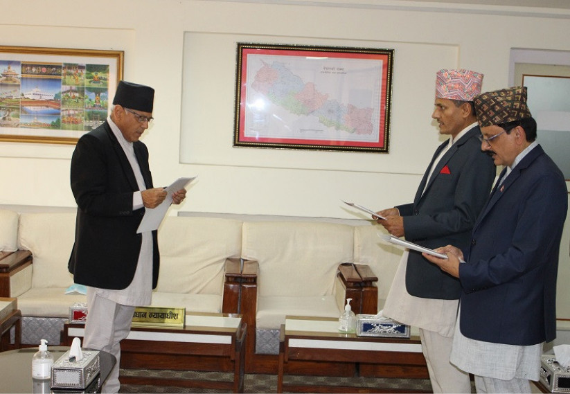 राष्ट्र बैंकका नवनियुक्त सञ्चालकद्वय सिवाकोटी र आचार्यद्वारा शपथ ग्रहण