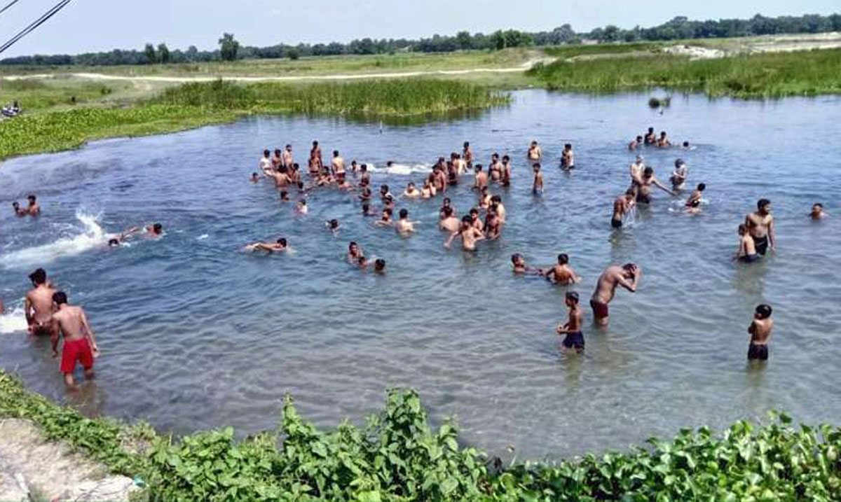 गर्मी छल्न स्नान गर्दै पर्यटक