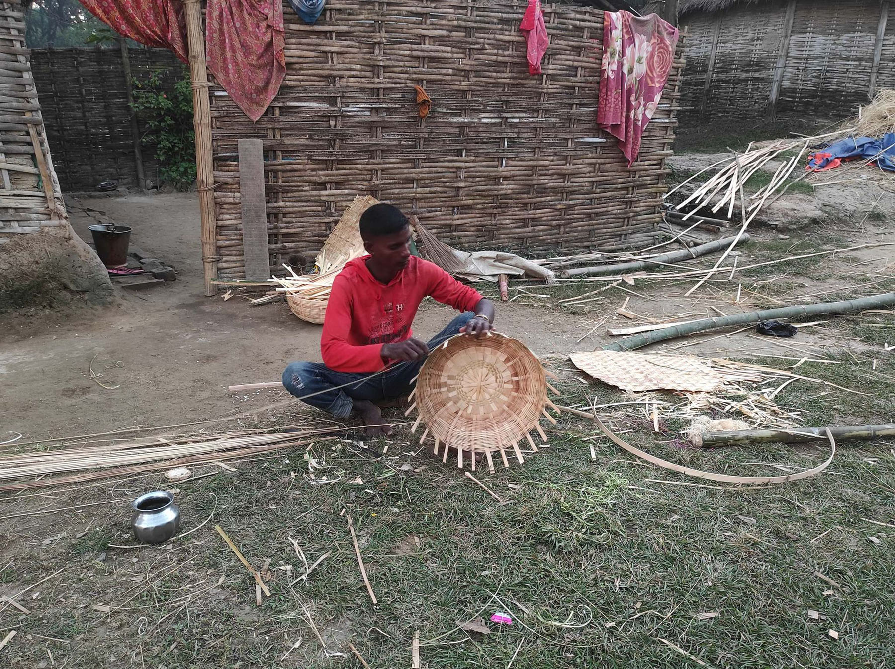 बाँसको चोयाबाट टोकरी निर्माण गर्दै