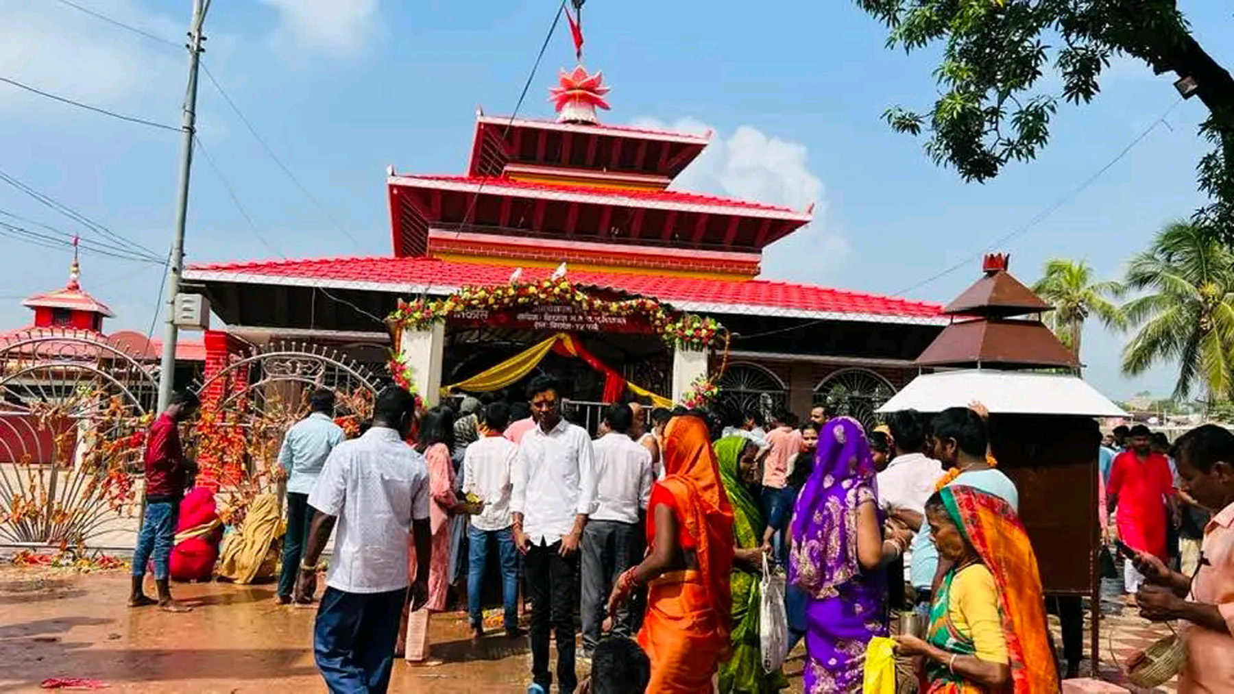 छिन्मस्ता मन्दिरमा भक्तजनको घुइँचो