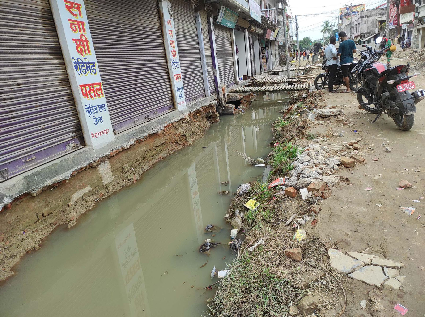 नाला निर्माणका लागि सडक पेटिमा खनिएको खाल्डो