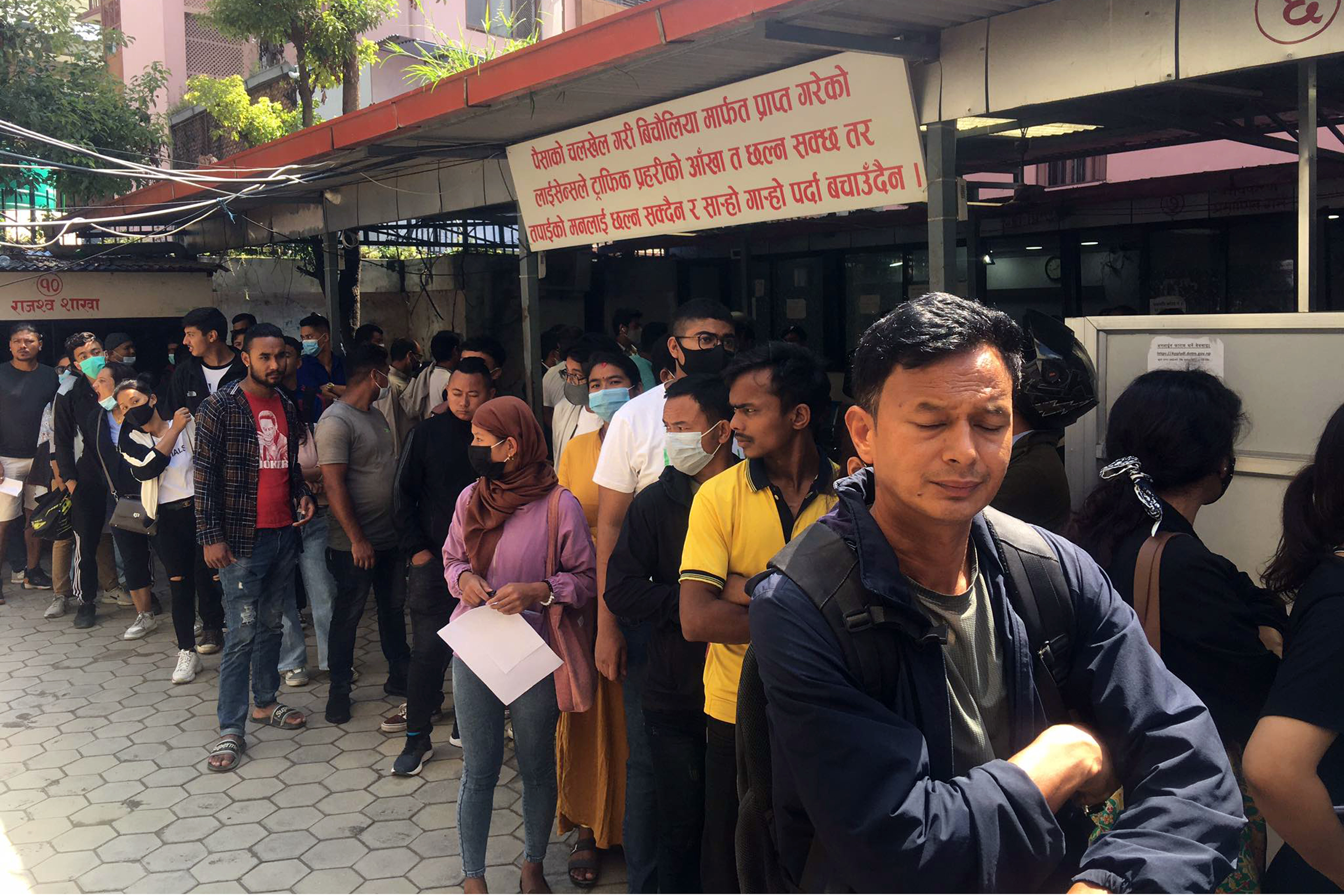 सवारी चालक अनुमतिपत्र लिन लाइन