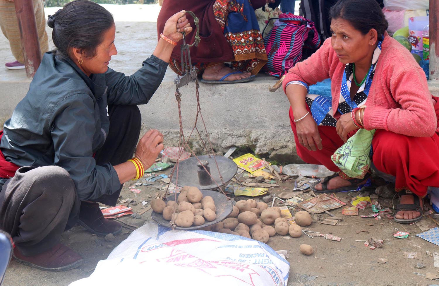पञ्चमी बजारमा आलु खरिद गर्दै ग्राहक