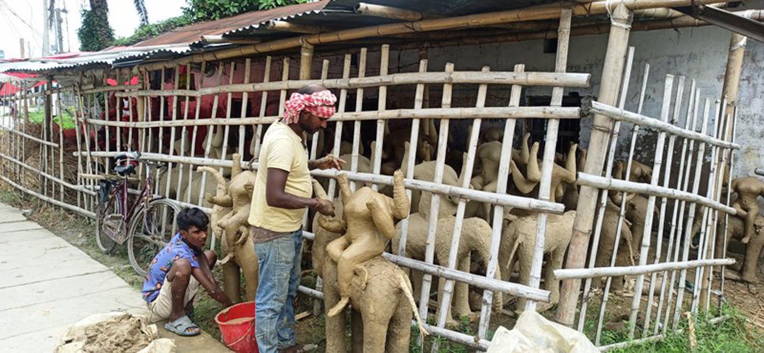 विश्वकर्मा पूजा लक्षित माटाका मूर्ति बनाउँदै