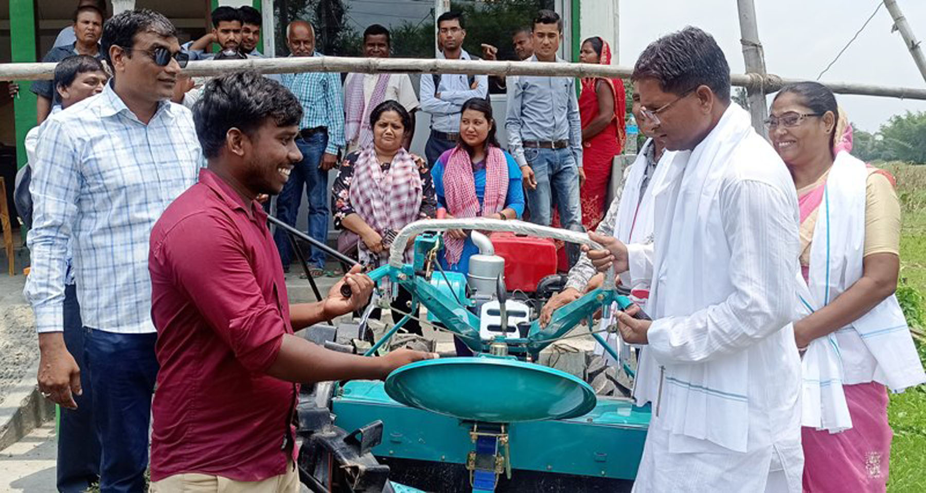 कृषकलाई हाते ट्र्याक्टर हस्तान्त्रण गर्दै