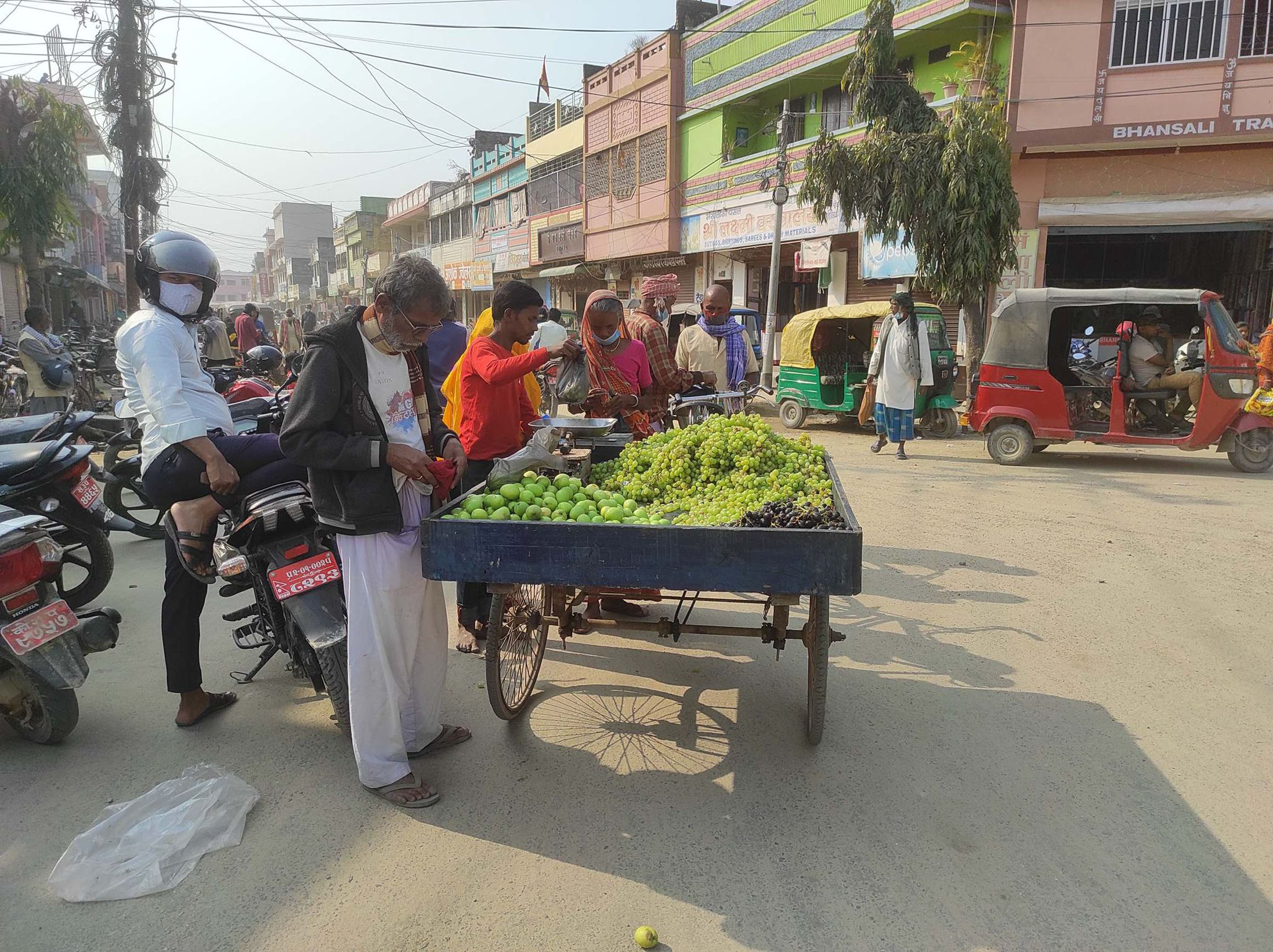 फलफूल किनमेल गर्दै सर्वसाधारण