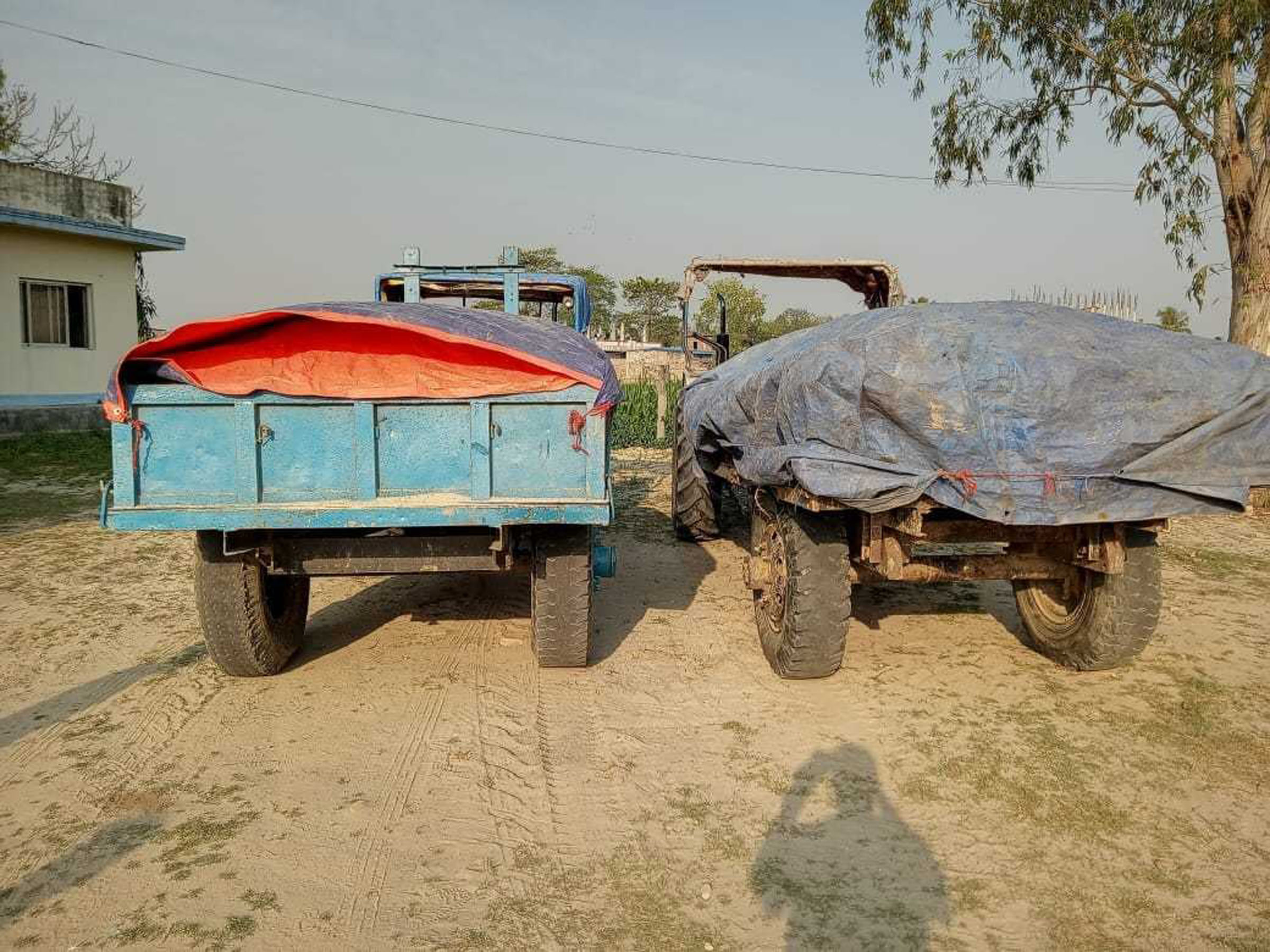 बालुवा उत्खनन गर्ने ट्र्याक्टर नियन्त्रणमा