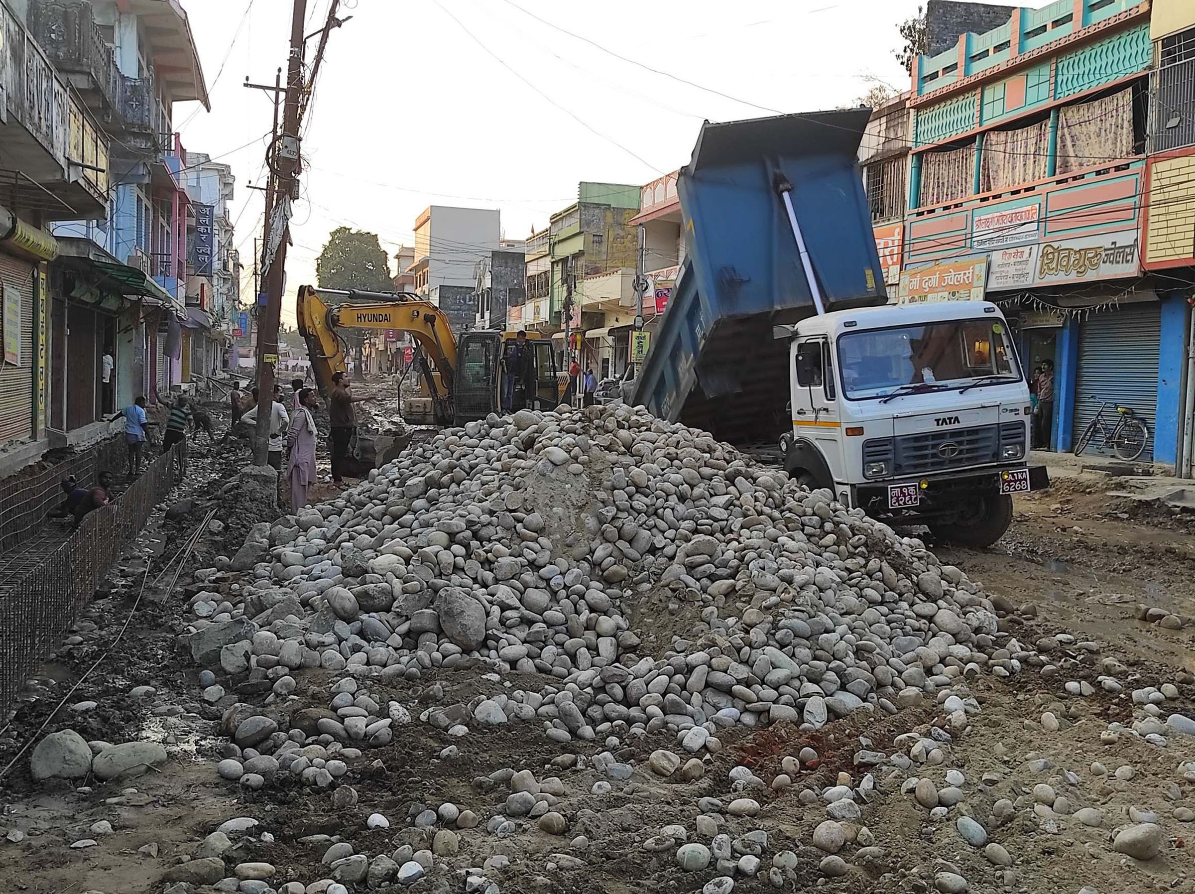 राजविराजको सडक पुनः निर्माणको काम गरिँदै