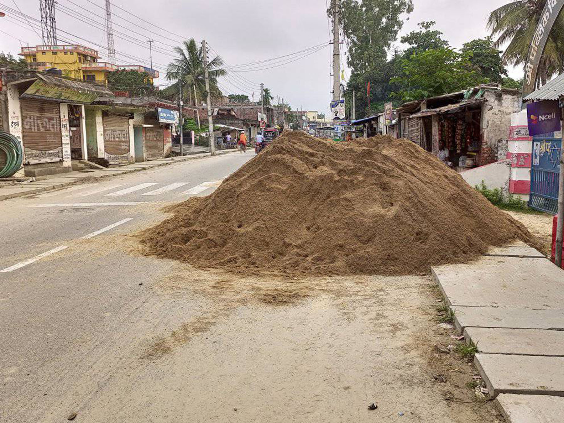 बीच सडकमै बालुवा