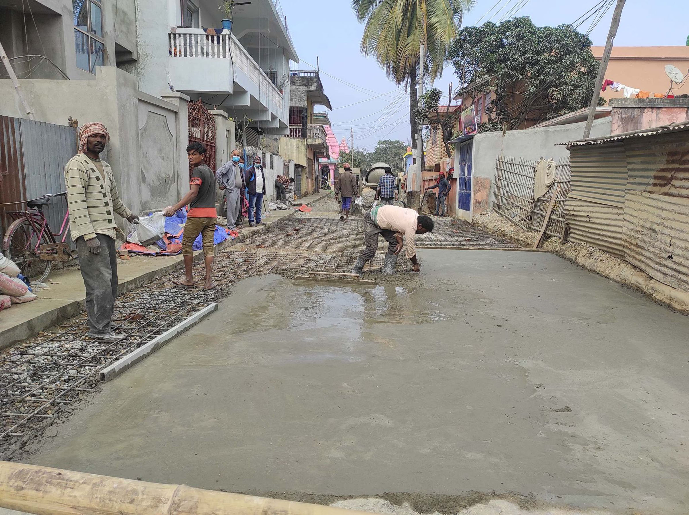 सडक ढलानको काम गर्दै मजदुर
