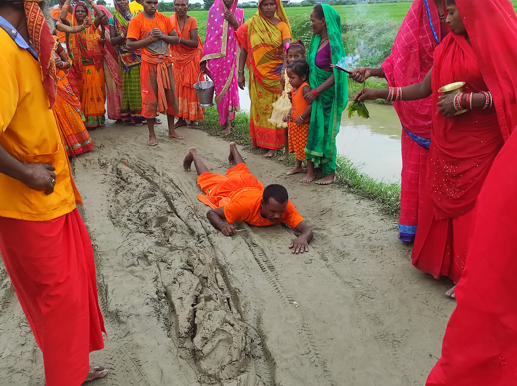 जल चढाउन जानेक्रममा डनप्रनाम गर्दै