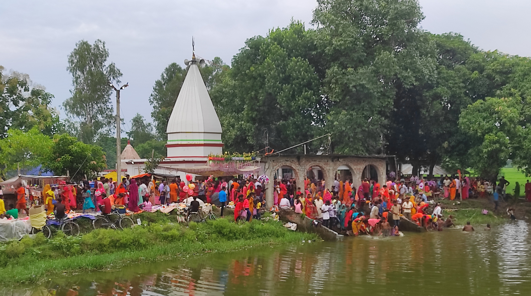 महादेव मन्दिरमा जल चढाउने भक्तजनको भीड