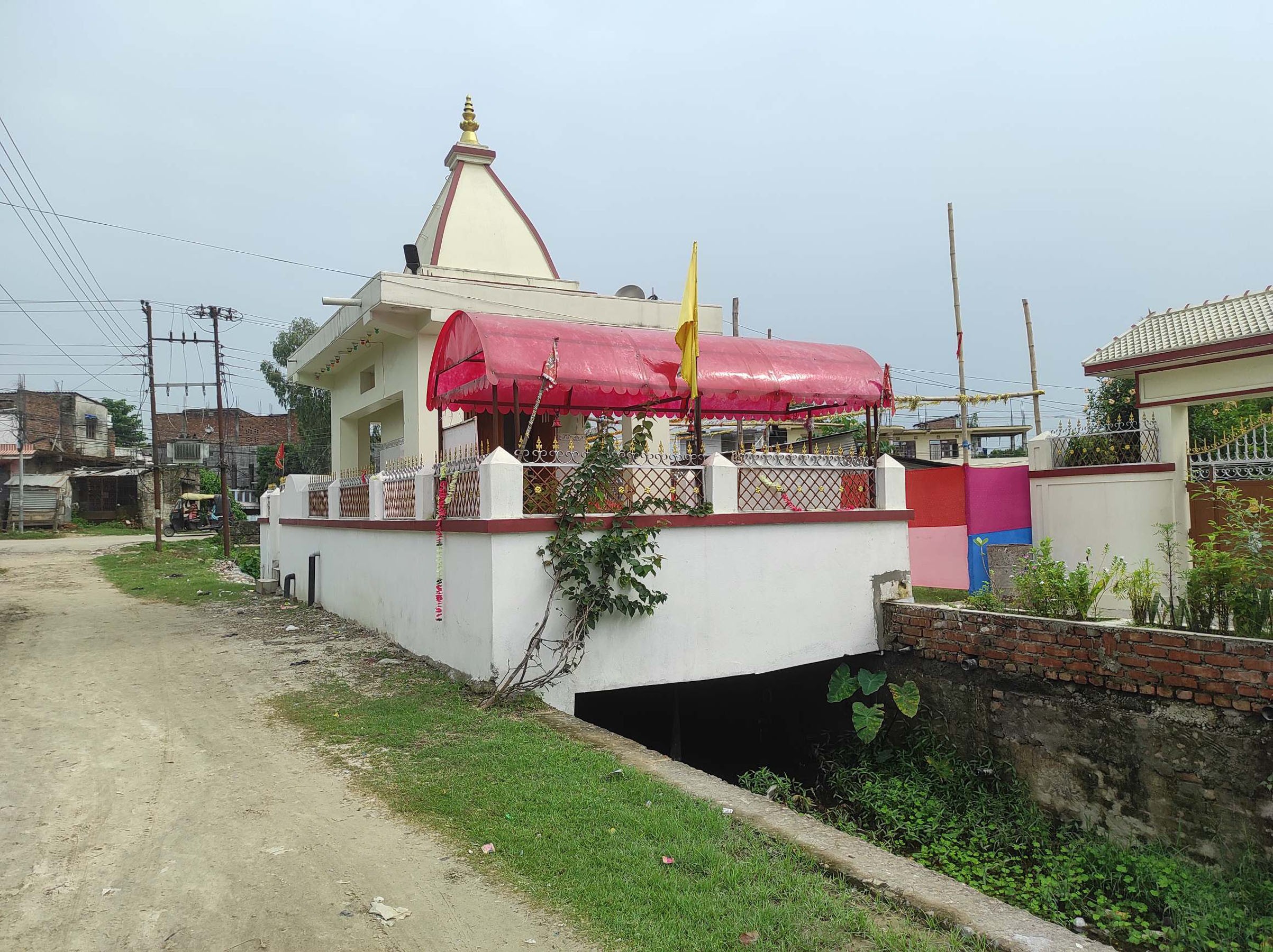 खोलामाथि निर्माण गरिएको महादेवको मन्दिर