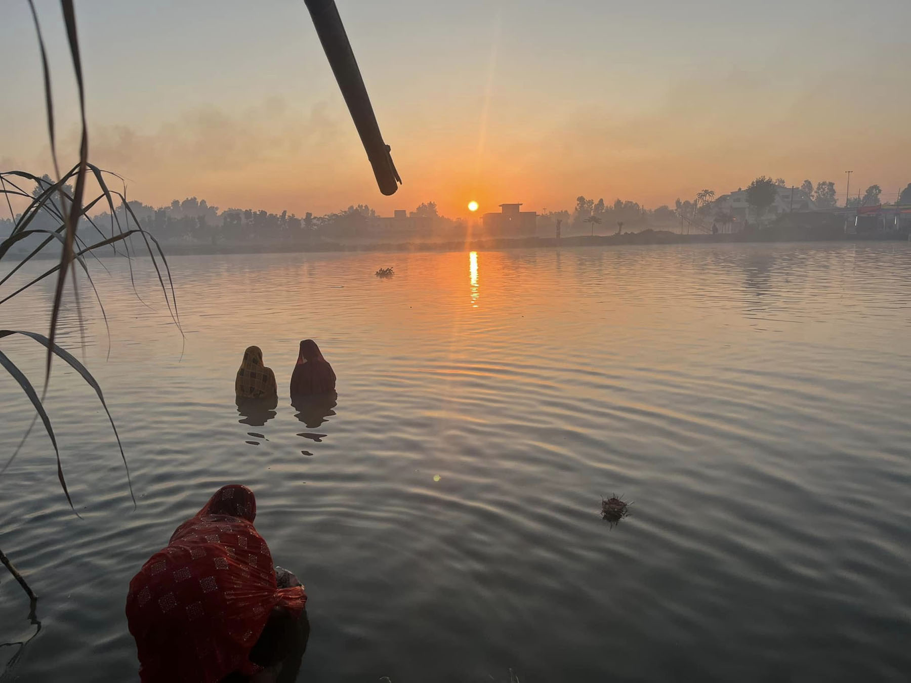 उदयमान सूर्य र अघ्र्य दिइँदै