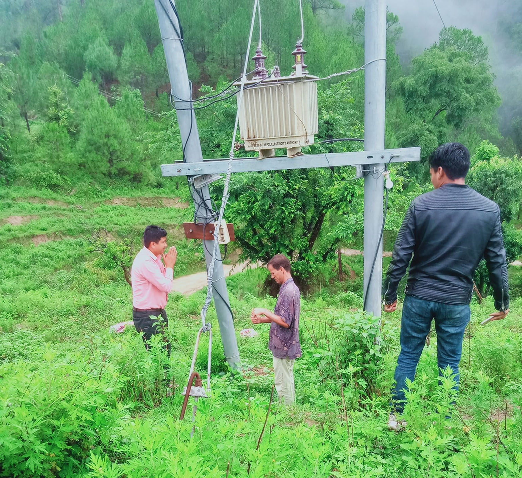 ट्रान्सफर्मरको पूजा गर्दै