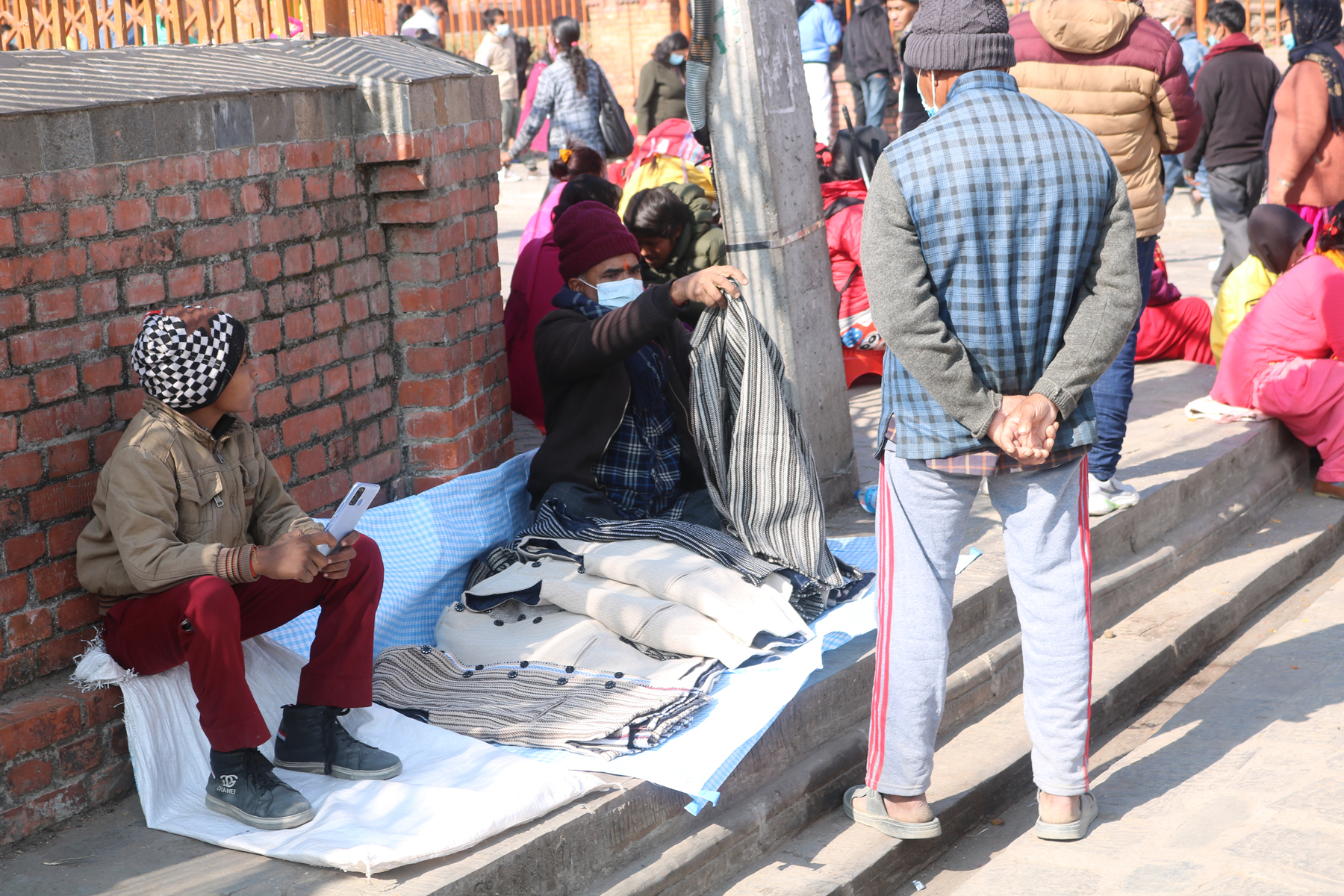 चिसोमा अस्कोट बिक्री गर्दै