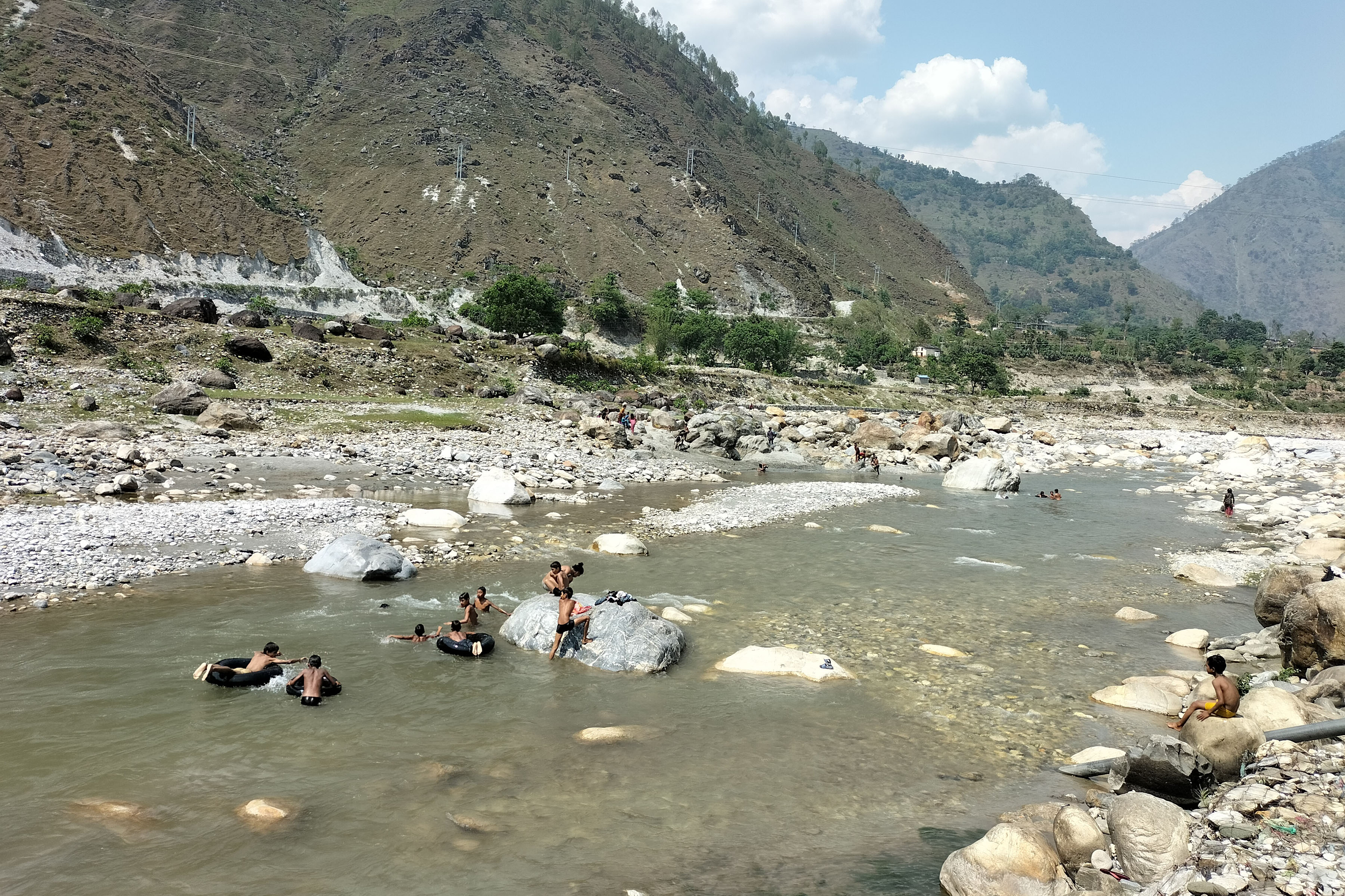 पौडी खेल्दै बालबालिका