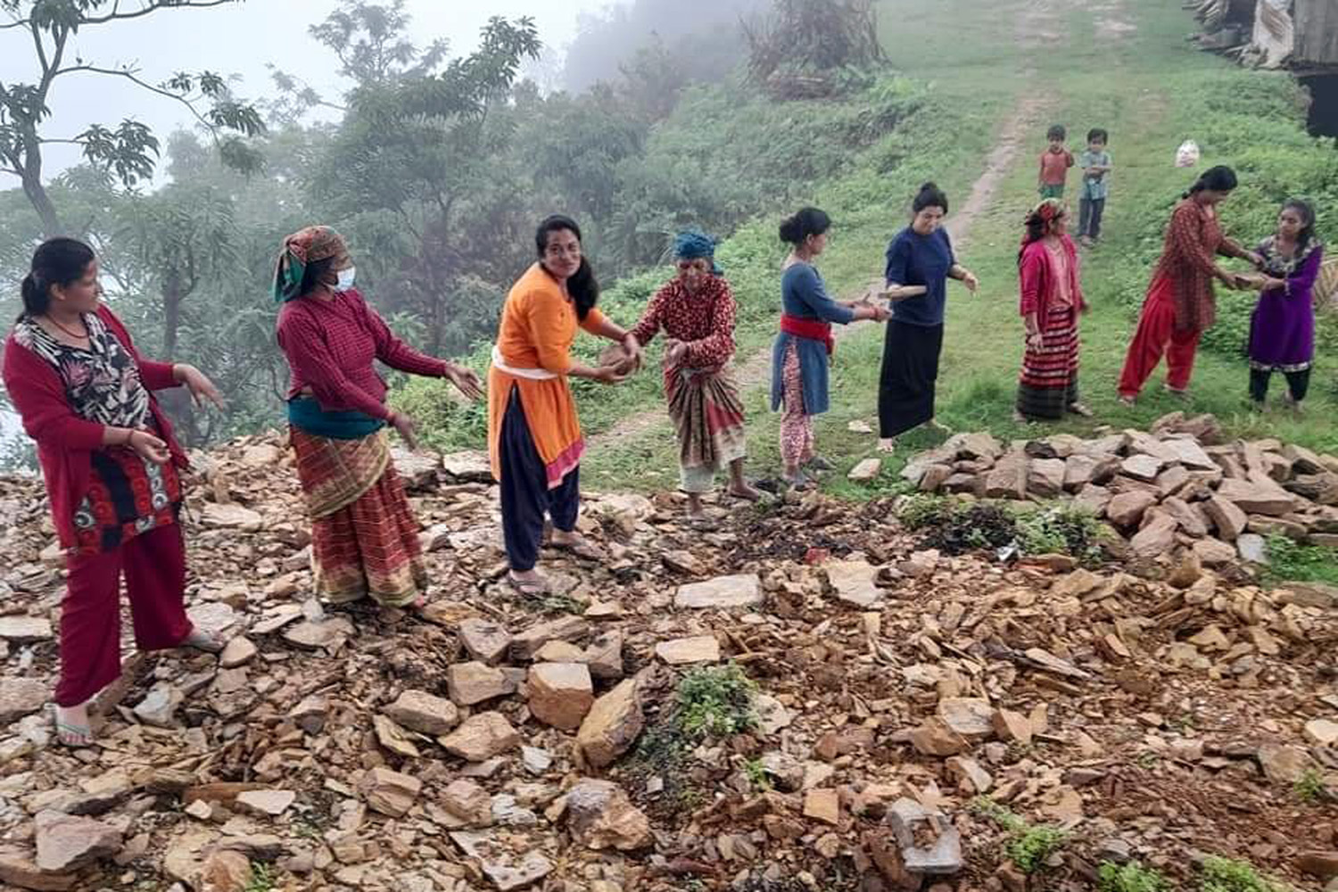 चौतारा निर्माणमा श्रमदान