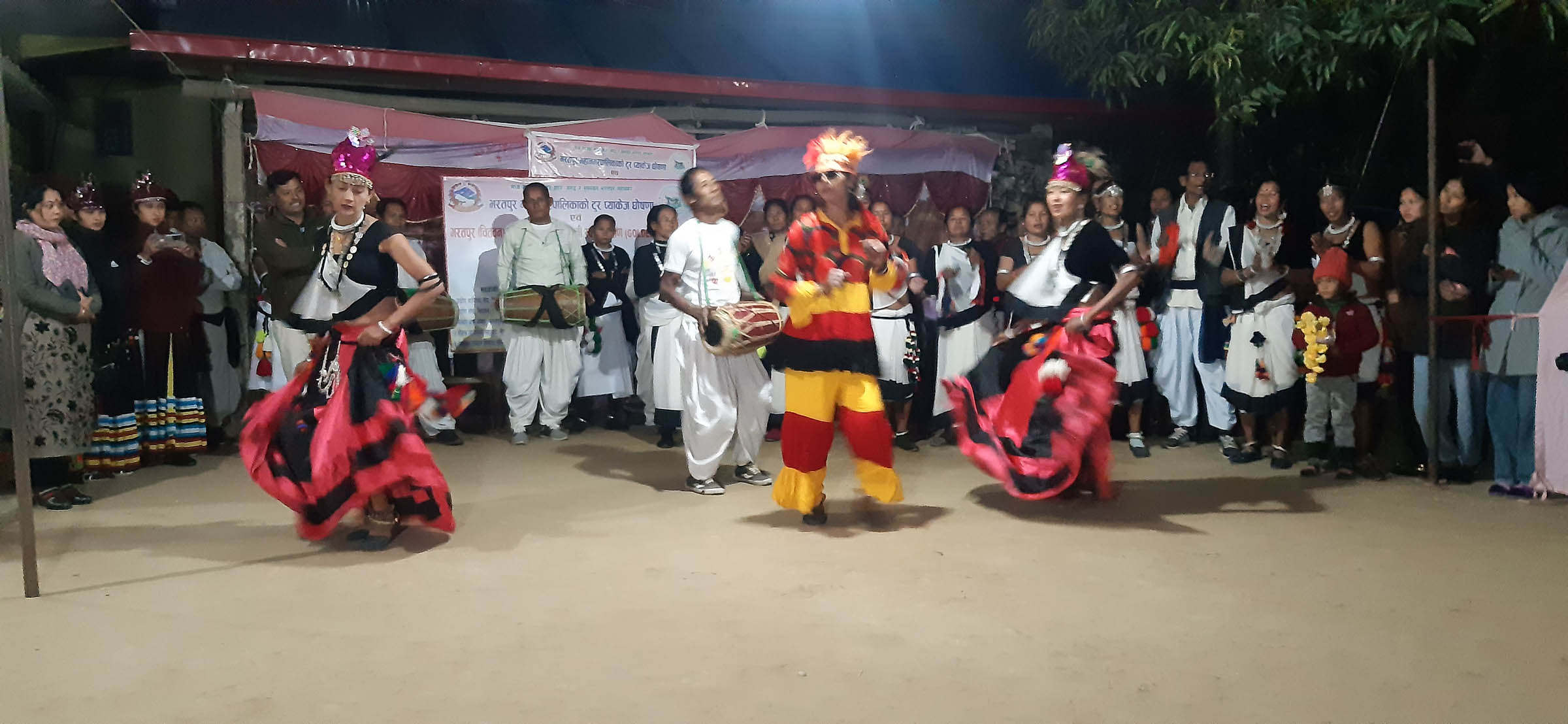 विदेशी पर्यटकलाई थारु नृत्यु देखाउँदै कलाकार