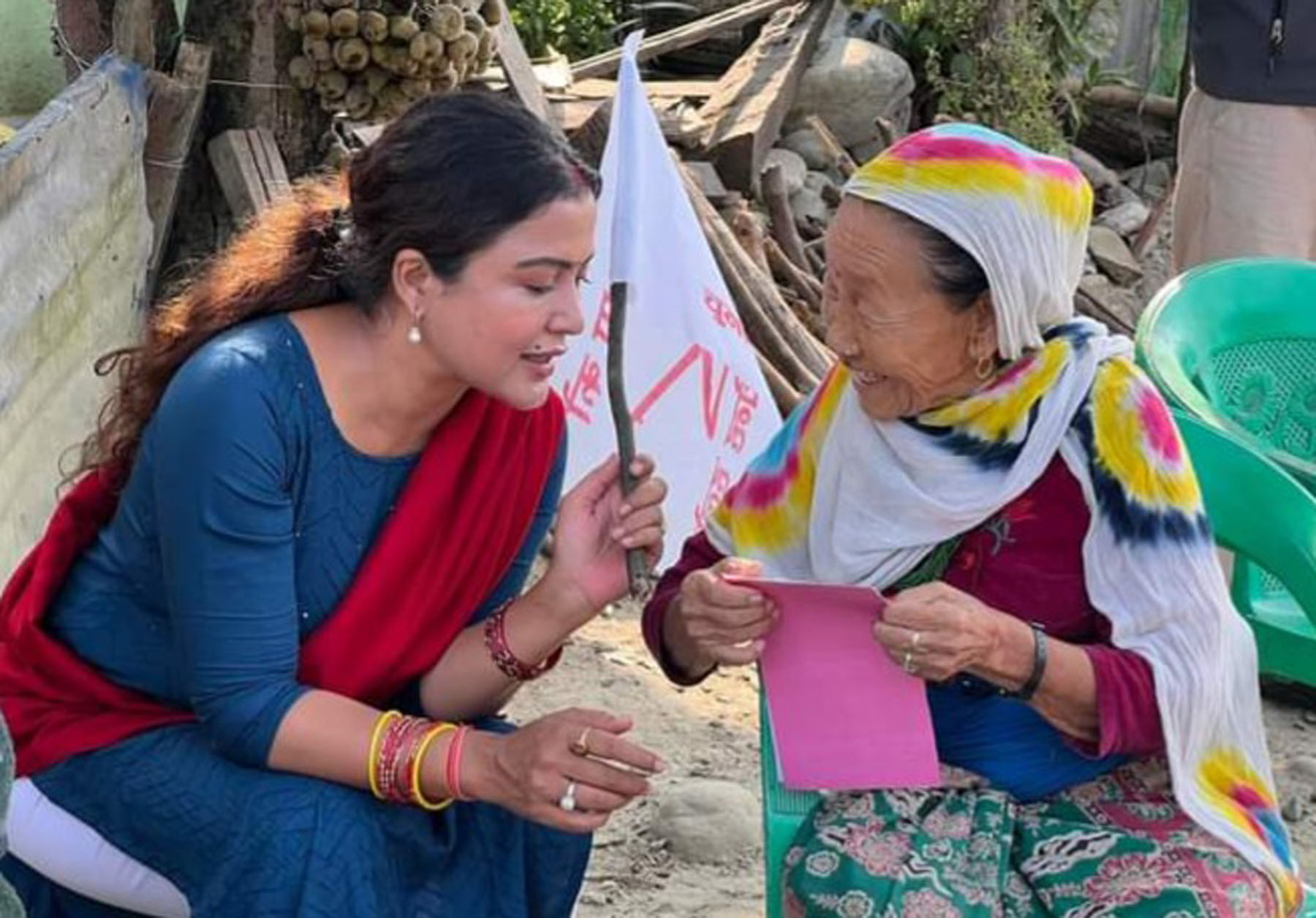 मत माग्दै उम्मेदवार थापा